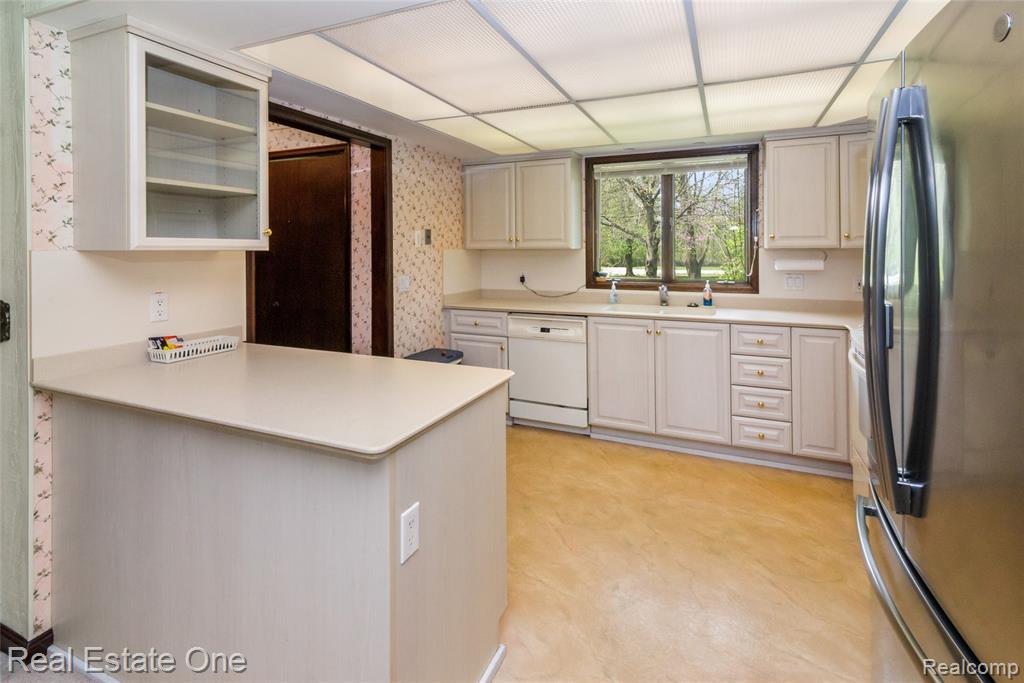 9050 Earhart Road South Lyon, MI 48178 - Photo 10 of 55