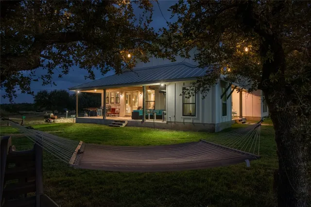 a view of a big room with a big yard