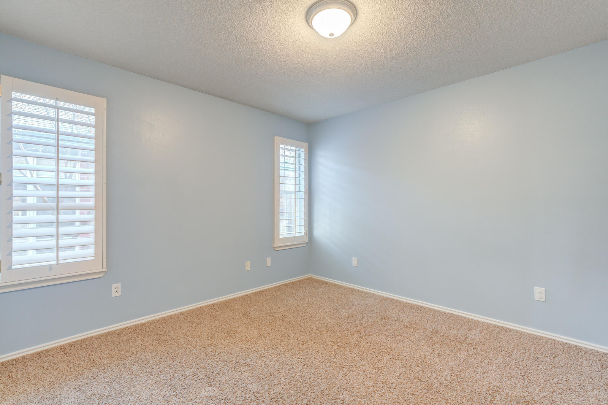 5407 68th Street Lubbock, TX 79424 - Photo 31 of 40 an empty room with windows and closet