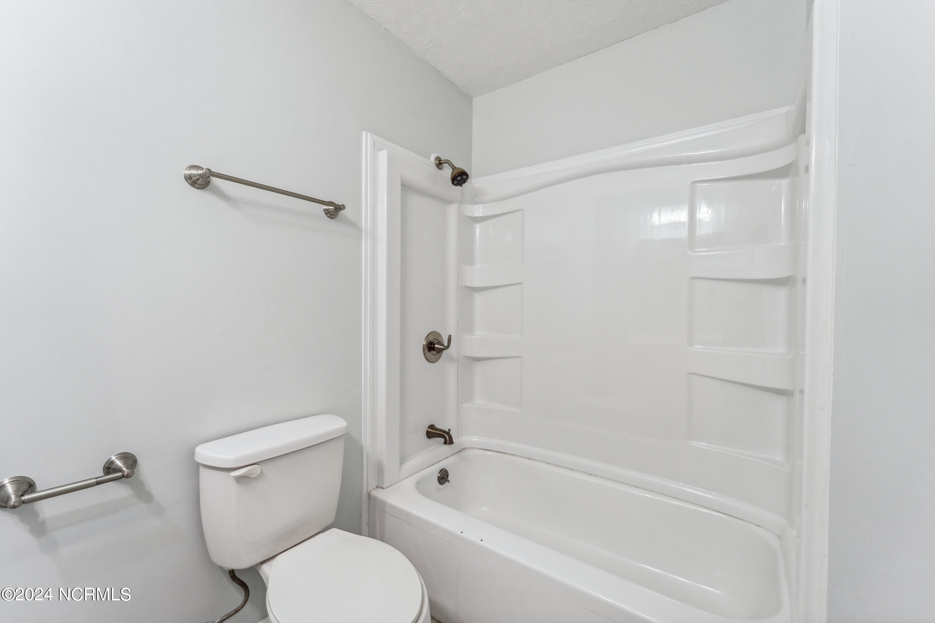 215 Sheffield Road Jacksonville, NC 28546 - Photo 10 of 23 Bath