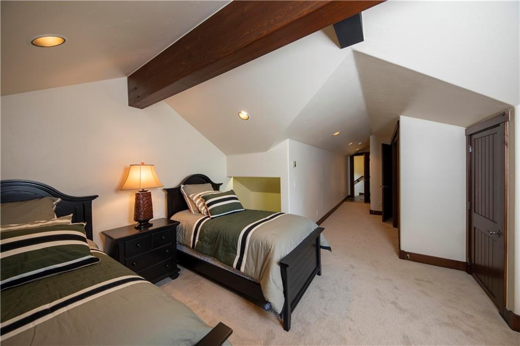 29 Rounds Road Breckenridge, CO 80424 - Photo 19 of 35 a bedroom with a bed and lamp