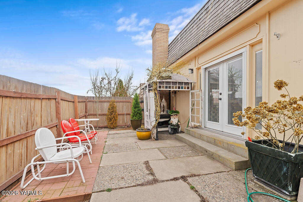 32 Crest Circle Yakima, WA 98908 - Photo 23 of 24 a building outdoor space with patio furniture