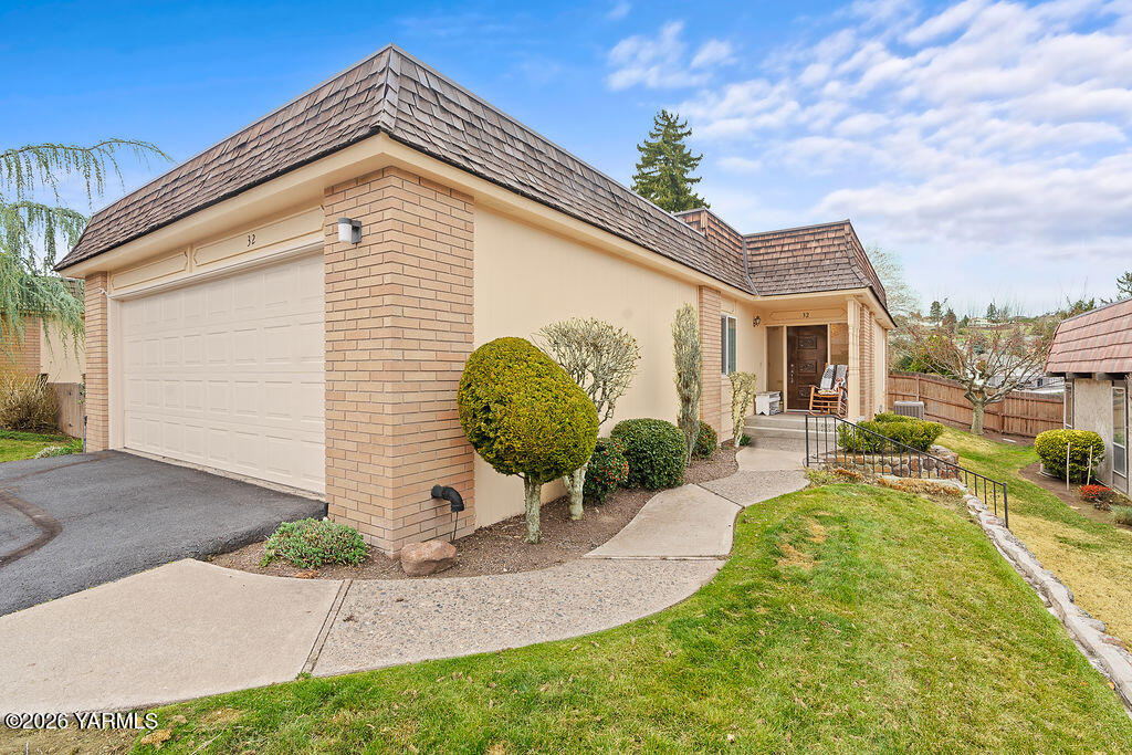 32 Crest Circle Yakima, WA 98908 - Photo 24 of 24 a view of a house with a yard