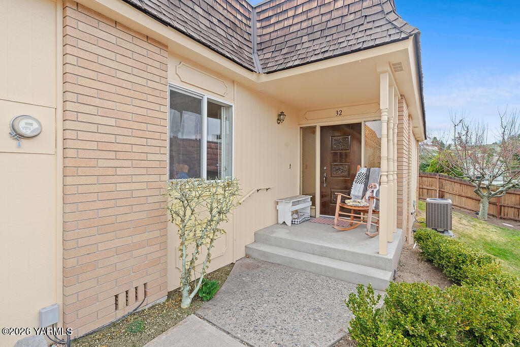 32 Crest Circle Yakima, WA 98908 - Photo 3 of 24 a view of a patio with table and chairs and potted plants