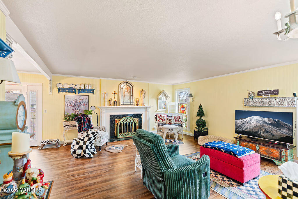 32 Crest Circle Yakima, WA 98908 - Photo 7 of 24 a living room with furniture and wooden floor