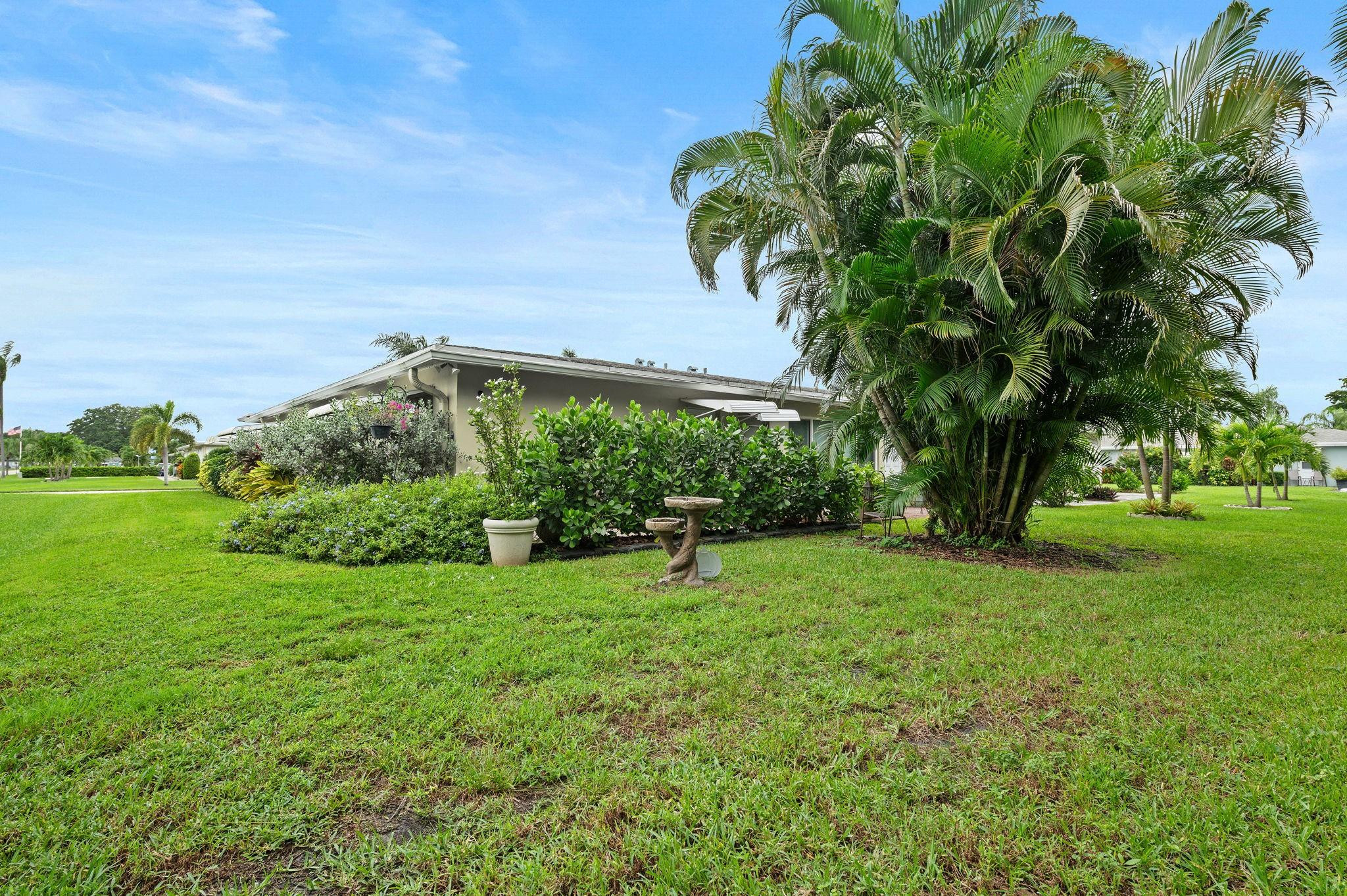152 High Point Boulevard, Unit D Delray Beach, FL 33445 - Photo 28 of 34 a view of a garden with a tree