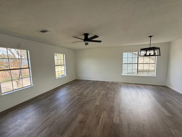 $289,000 | 402 Tresvant Drive, Houston, TX 77598