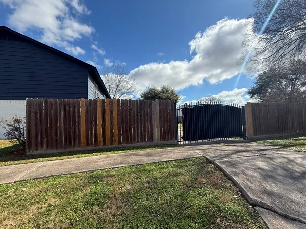 $289,000 | 402 Tresvant Drive, Houston, TX 77598