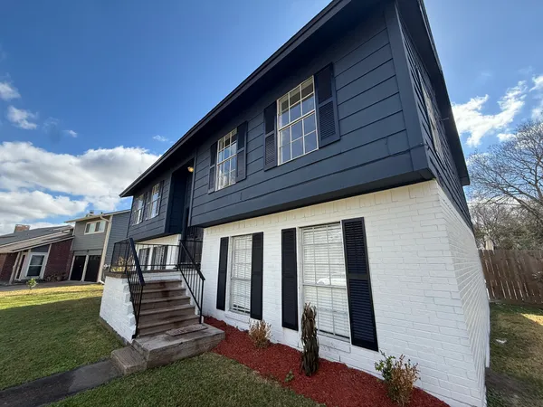 $289,000 | 402 Tresvant Drive, Houston, TX 77598