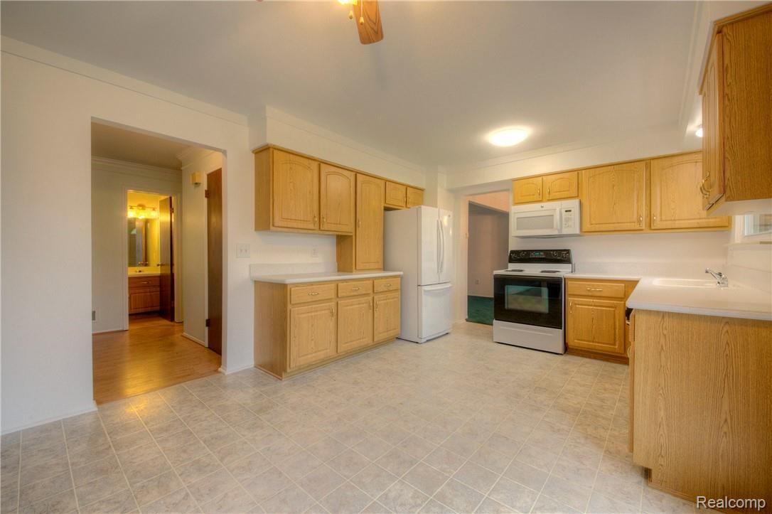 44223 Webster Road Canton, MI 48187 - Photo 18 of 41 17 Kitchen.jpg