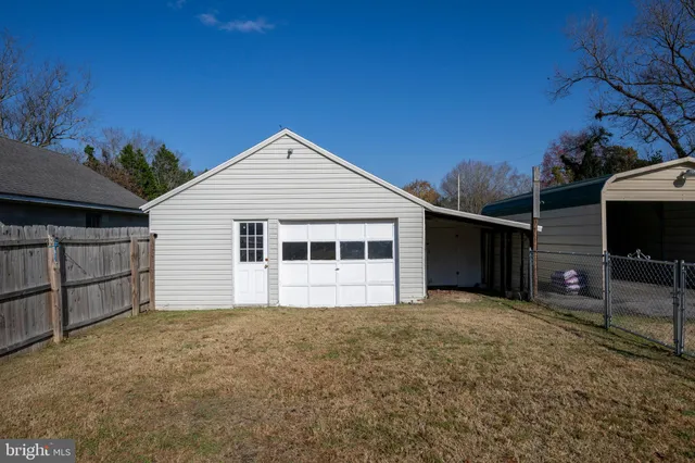 a front view of house with yard and garage