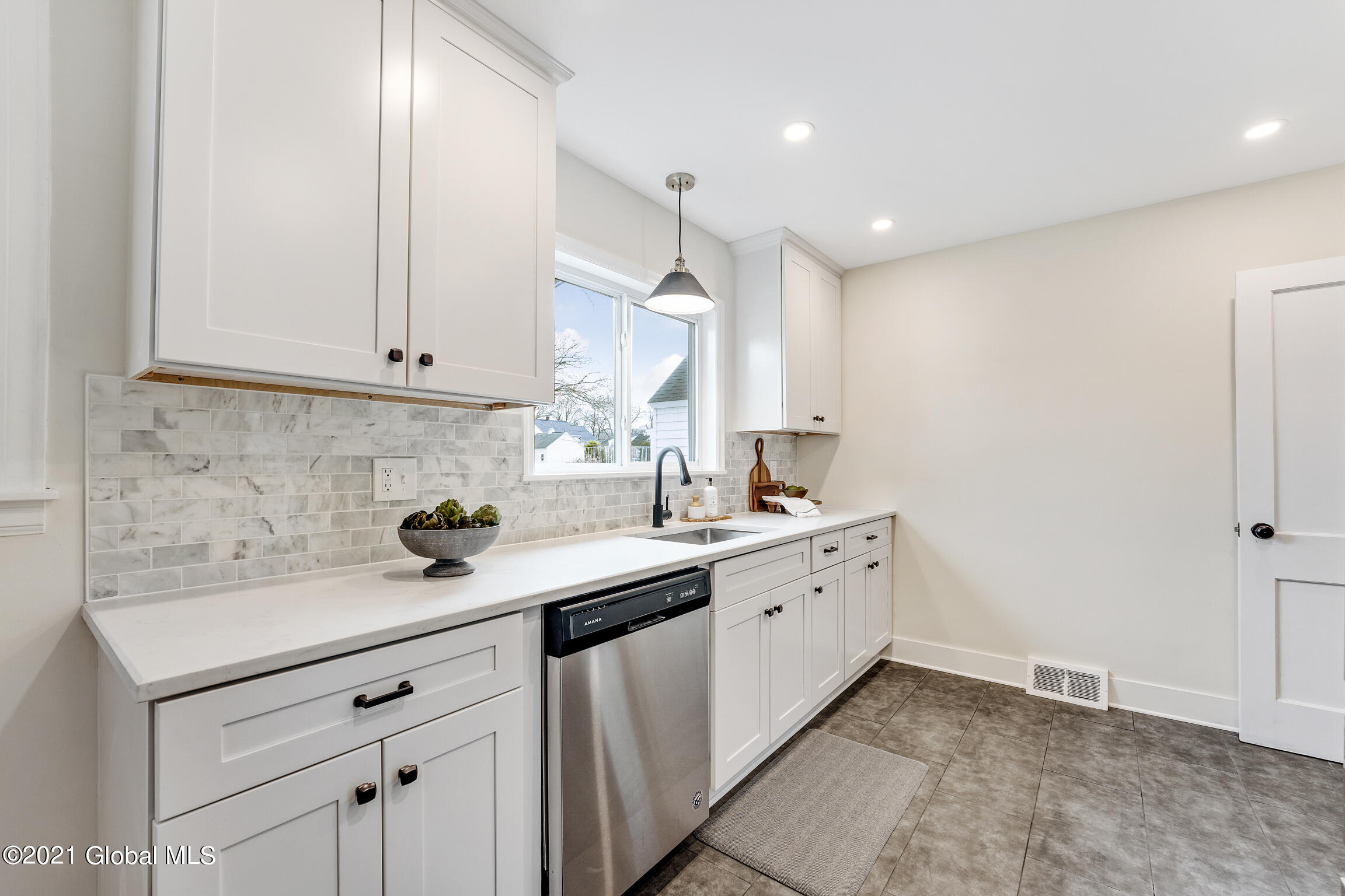 1374 Valencia Road Niskayuna, NY 12309 - Photo 11 of 32 Kitchen
