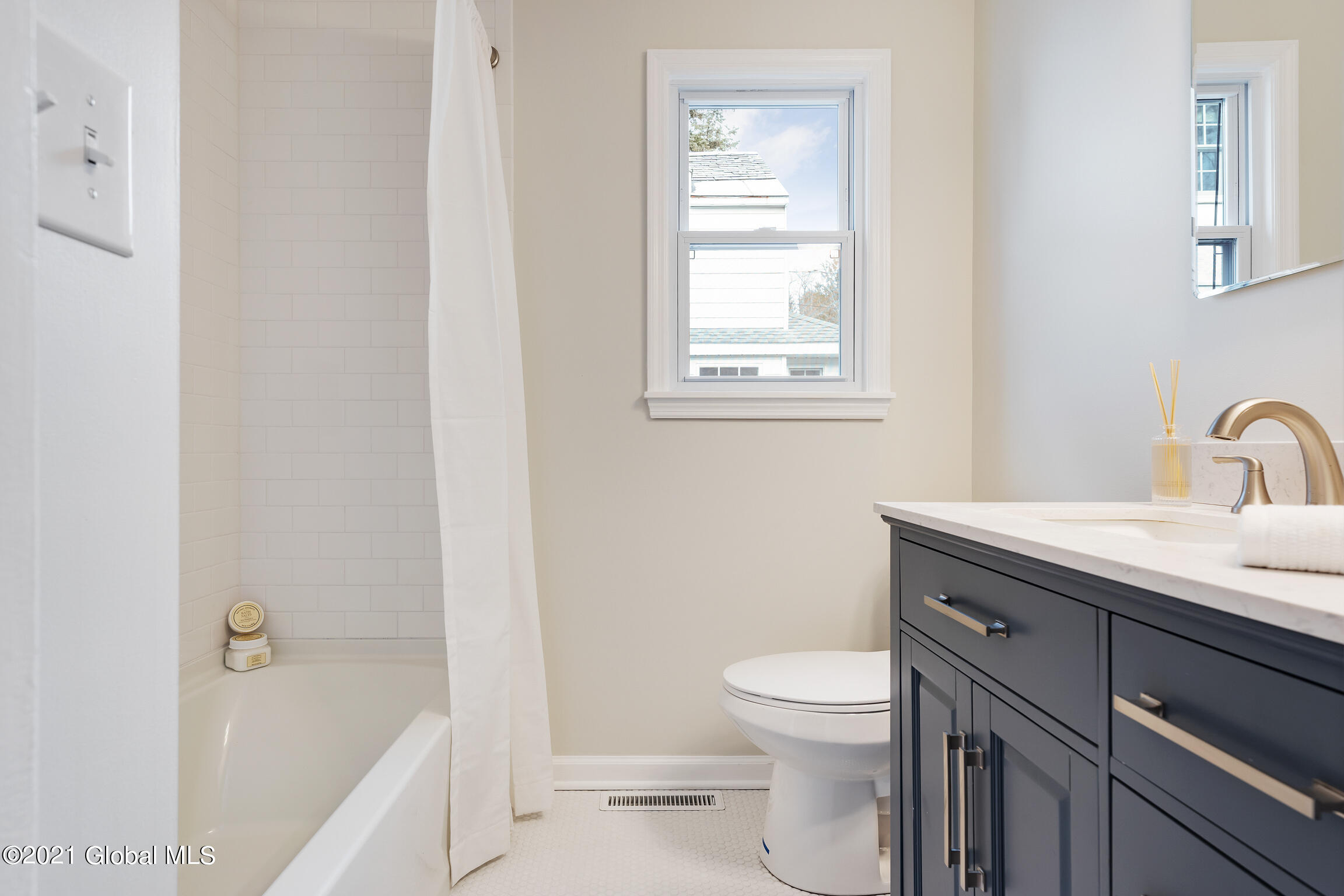 1374 Valencia Road Niskayuna, NY 12309 - Photo 15 of 32 Bathroom