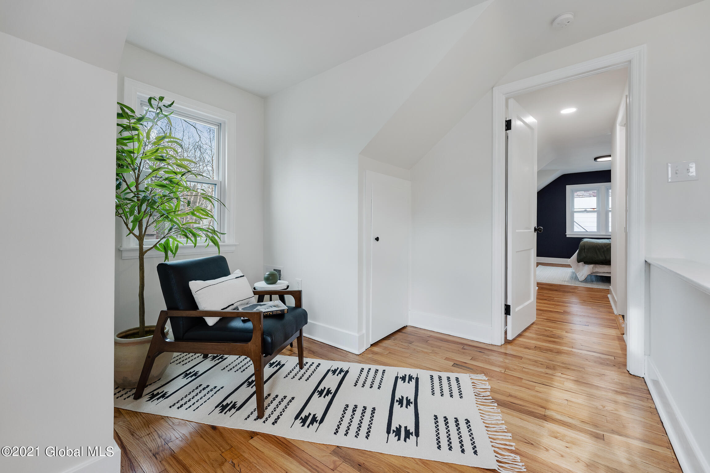 1374 Valencia Road Niskayuna, NY 12309 - Photo 19 of 32 Sitting Area