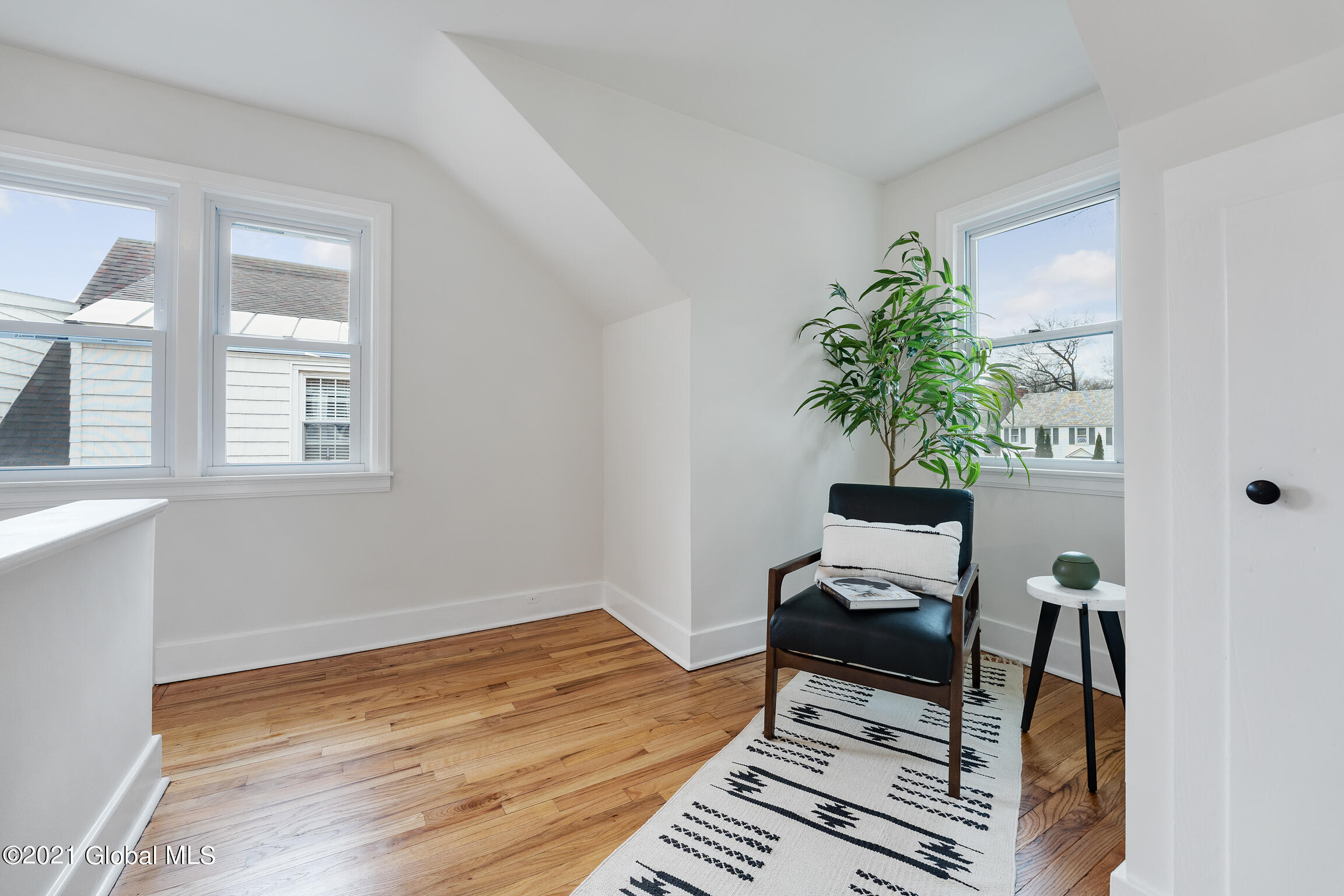 1374 Valencia Road Niskayuna, NY 12309 - Photo 26 of 32 Sitting Area