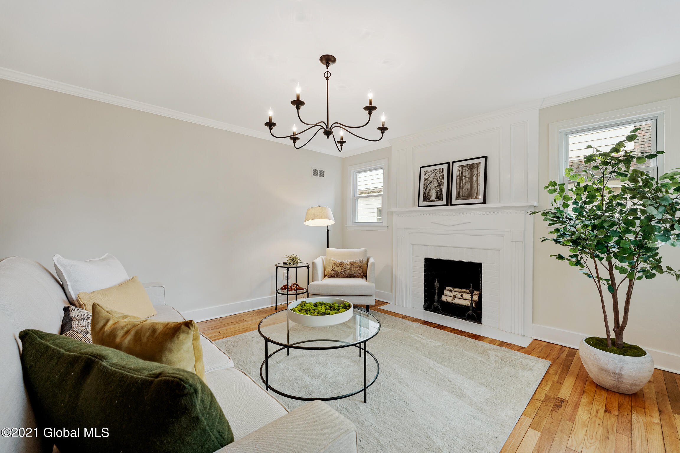 1374 Valencia Road Niskayuna, NY 12309 - Photo 3 of 32 Living Room