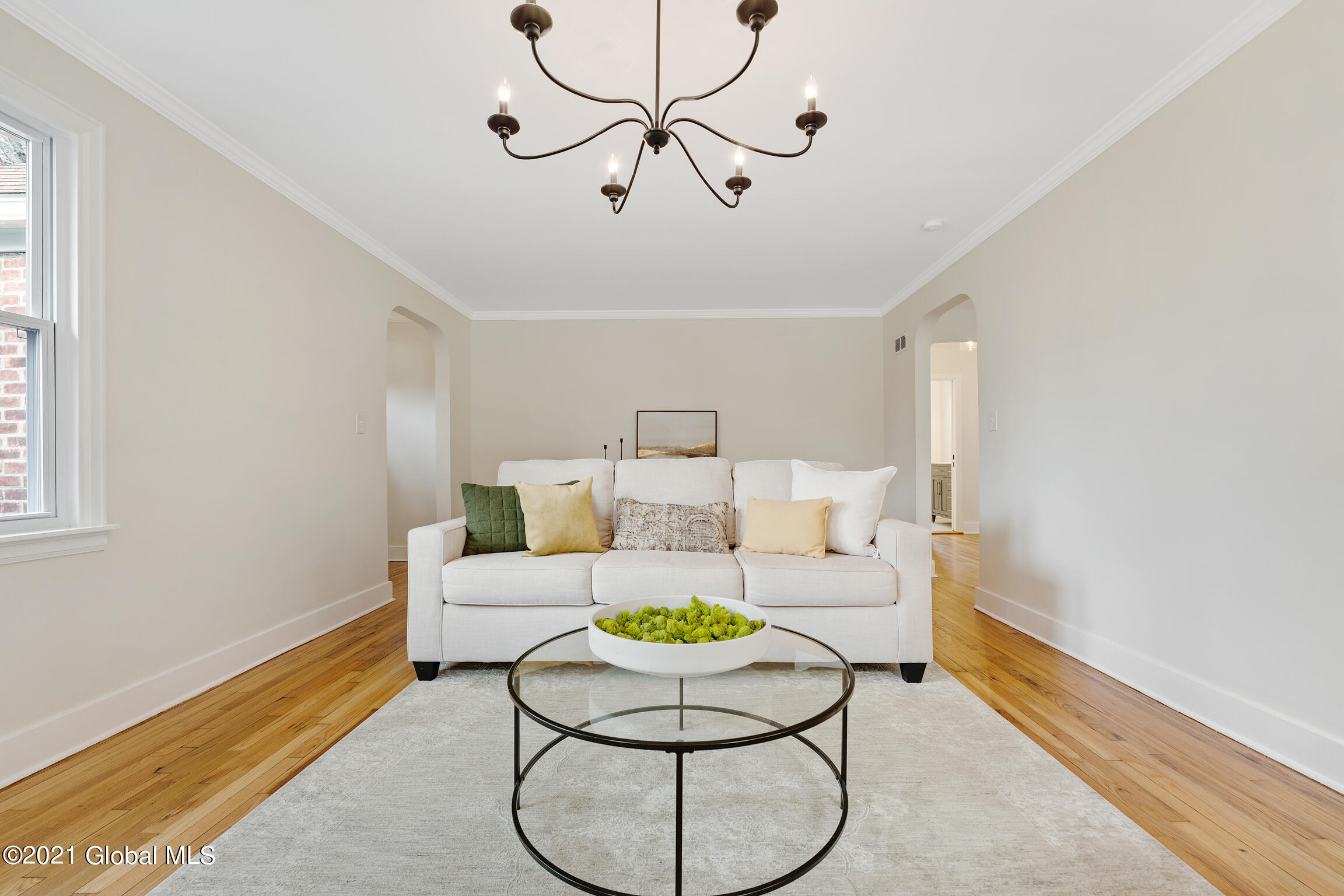 1374 Valencia Road Niskayuna, NY 12309 - Photo 5 of 32 Living Room