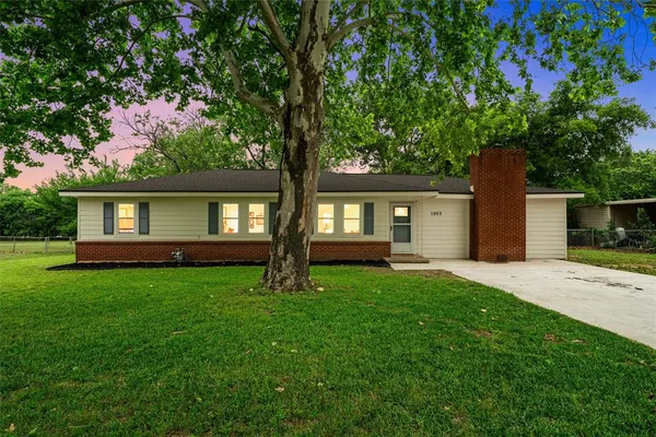 a view of a house with a backyard