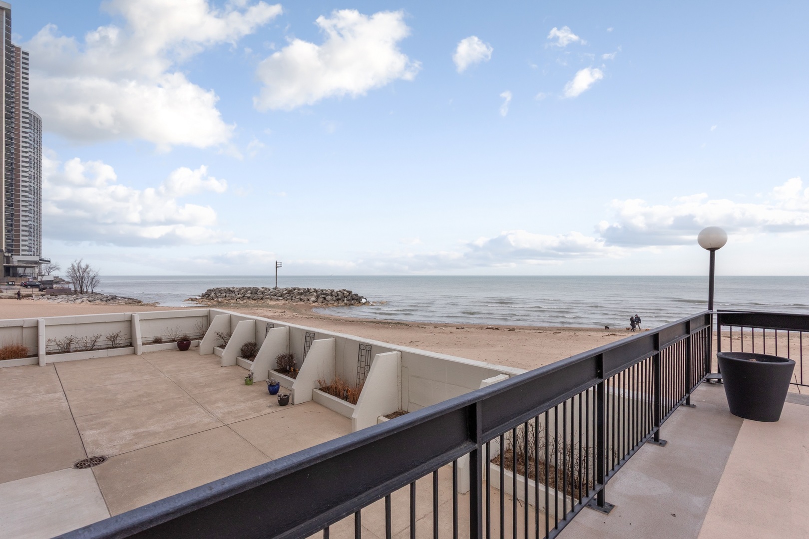 5901 North Sheridan Road, Unit 2K Chicago, IL 60660 - Photo 19 of 27 a view of terrace with seating space