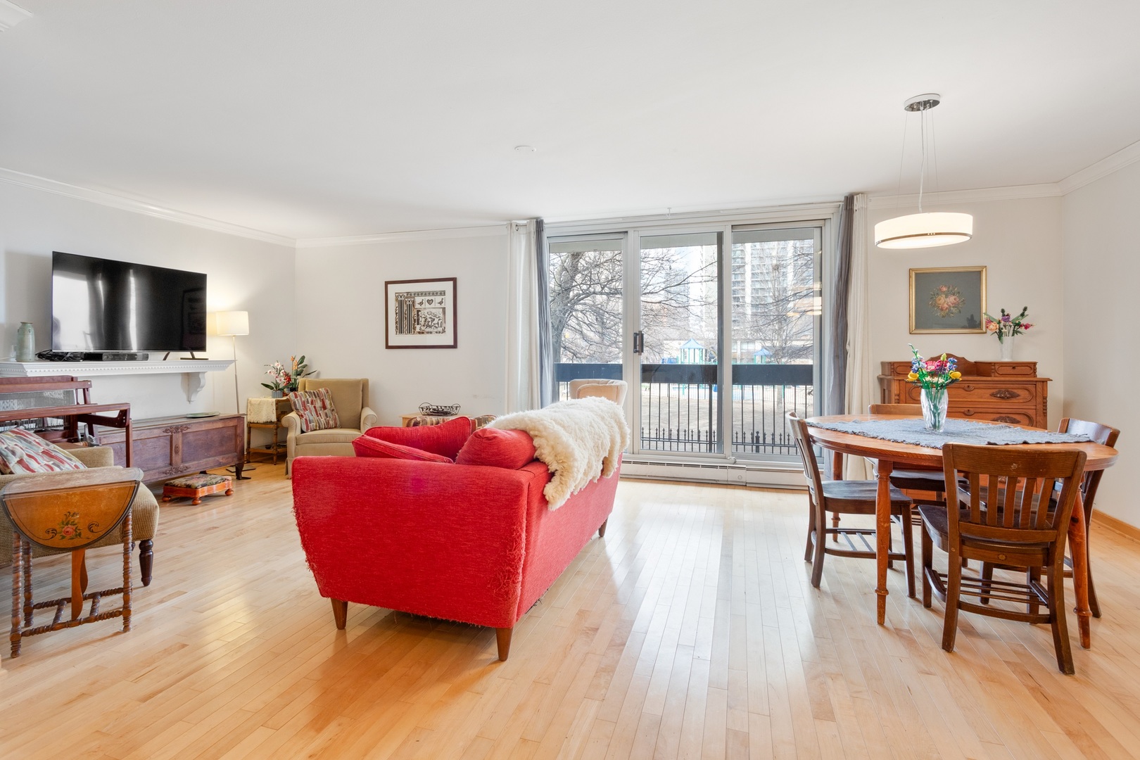 5901 North Sheridan Road, Unit 2K Chicago, IL 60660 - Photo 5 of 27 a living room with furniture and a flat screen tv