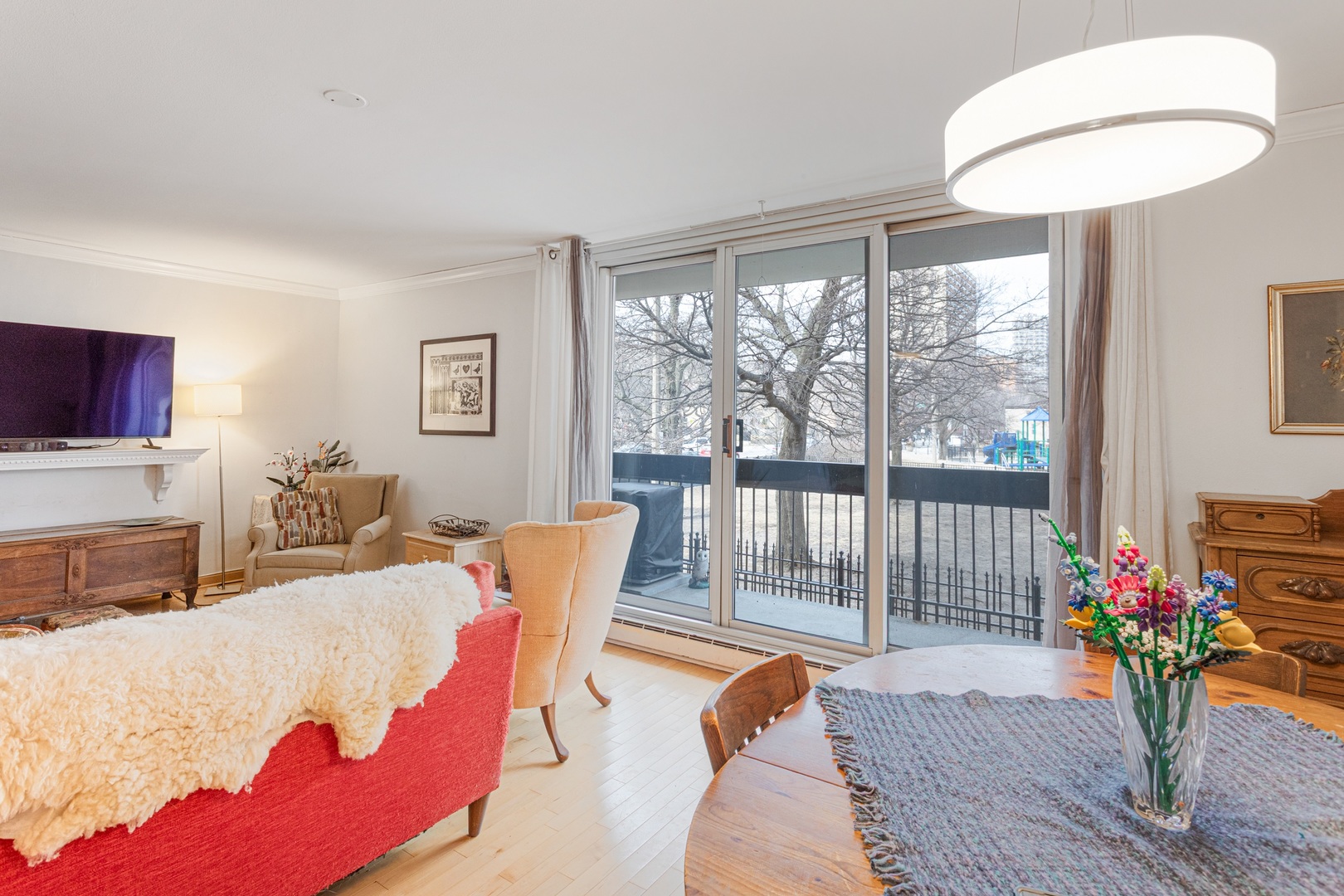 5901 North Sheridan Road, Unit 2K Chicago, IL 60660 - Photo 6 of 27 a living room with furniture and a flat screen tv