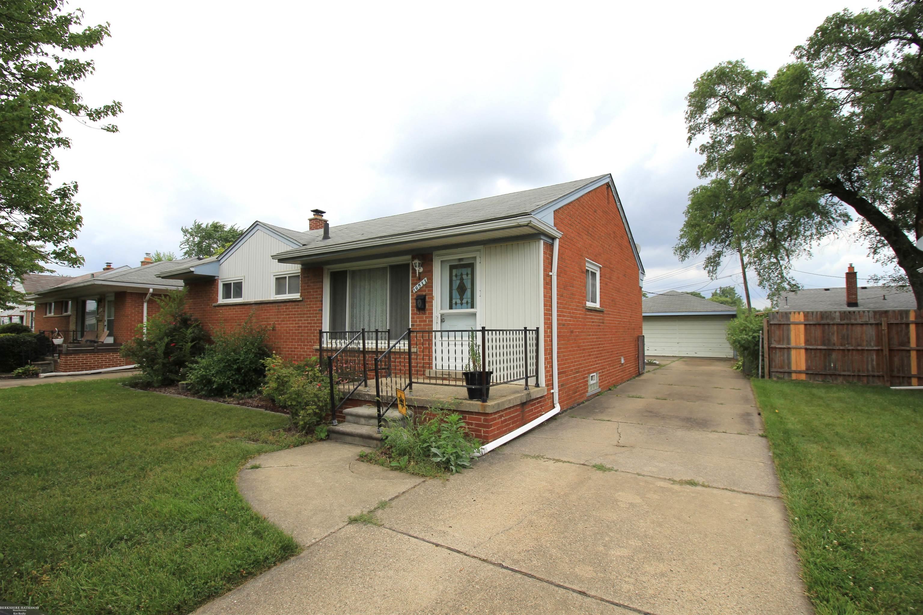 16511 Frazho Road Roseville, MI 48066 - Photo 3 of 20 50183554-869297a8-230c-429d-9811-97d518f258f4.JPG