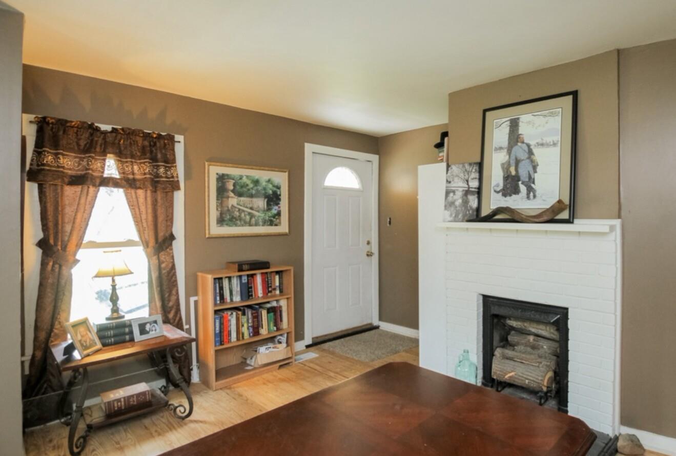 3661 Armstrong Road Springfield, TN 37172 - Photo 9 of 19 a view of a livingroom with workspace and a window