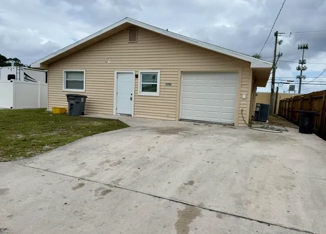 a view of a house with backyard