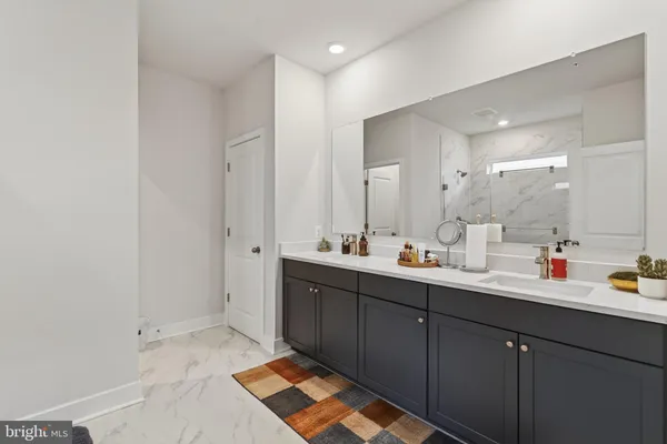 a en suite bathroom with double sink and mirror
