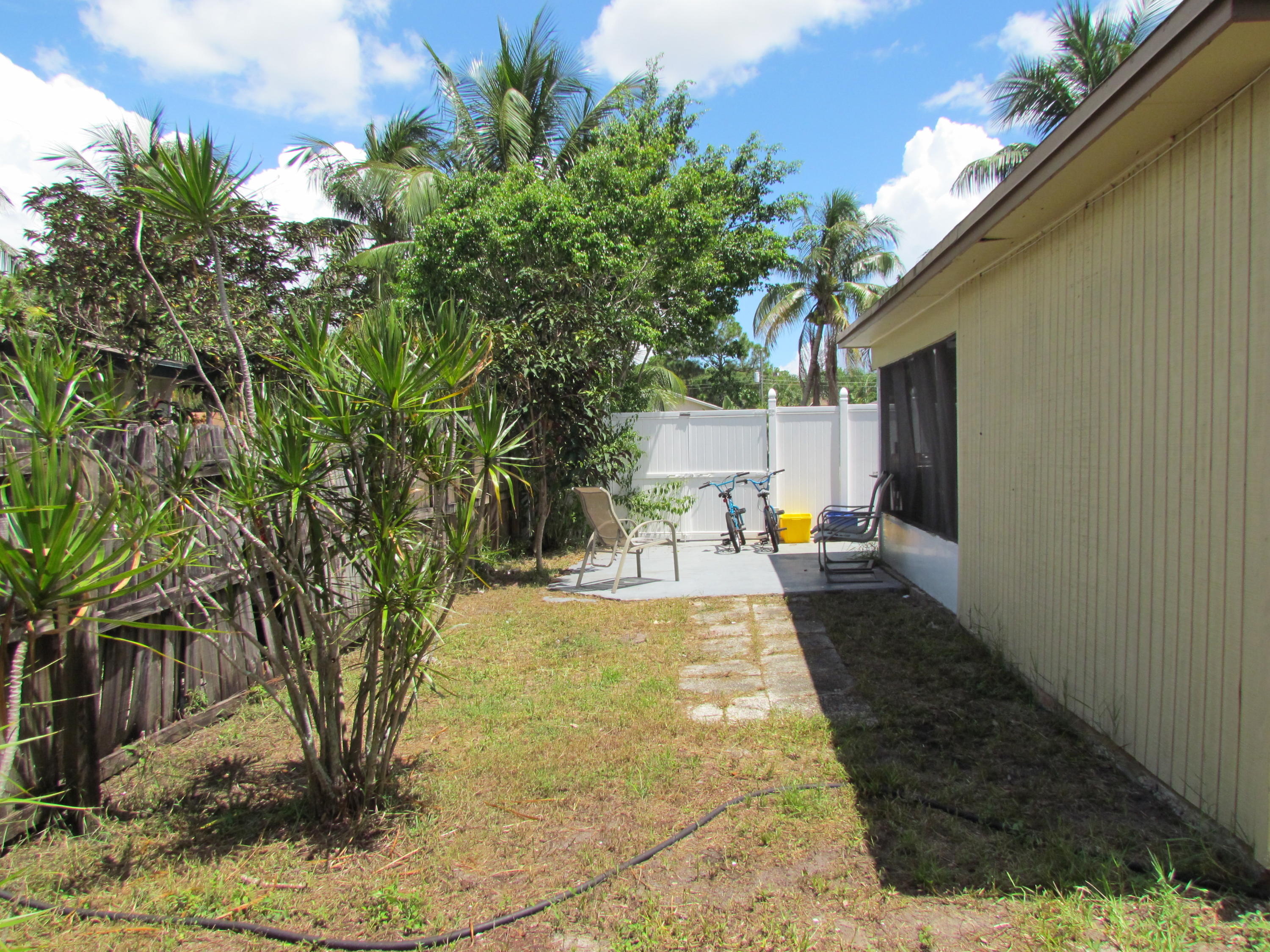 5324 Washington Road Delray Beach, FL 33484 - Photo 14 of 16 Side yard