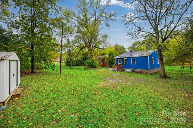 a view of a house with a backyard