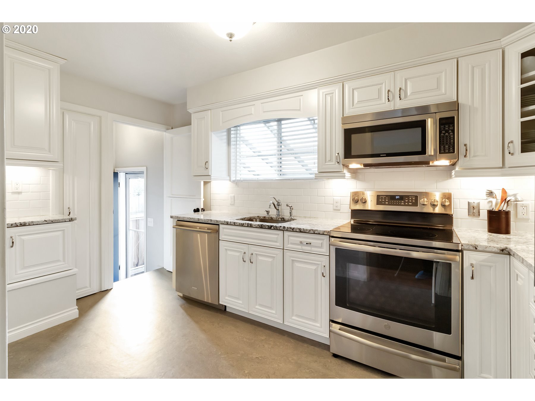 3315 Northeast Rosa Parks Way Portland, OR 97211 - Photo 9 of 26 Gallery Image 9