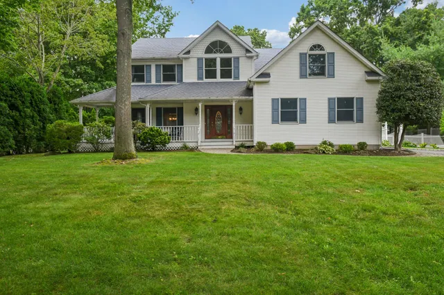 $1,025,000 | 5 Aspen Circle, St. James, NY 11780