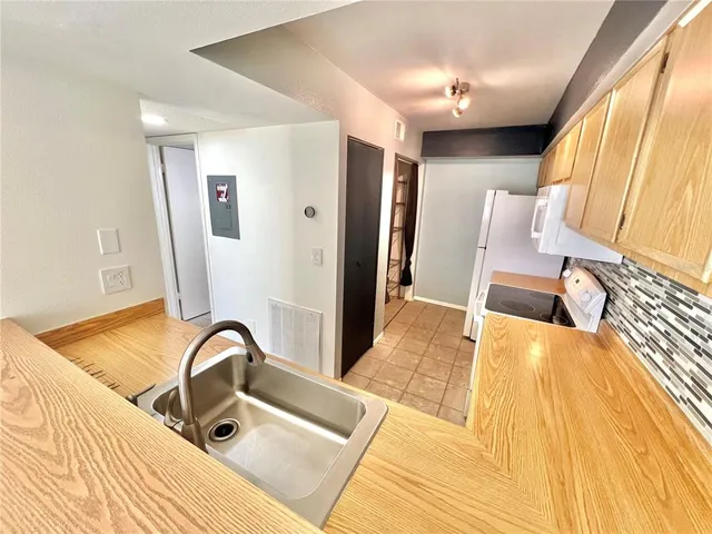 $1,750 | 2981 Bonaventure Circle, Unit 201, Palm Harbor, FL 34684