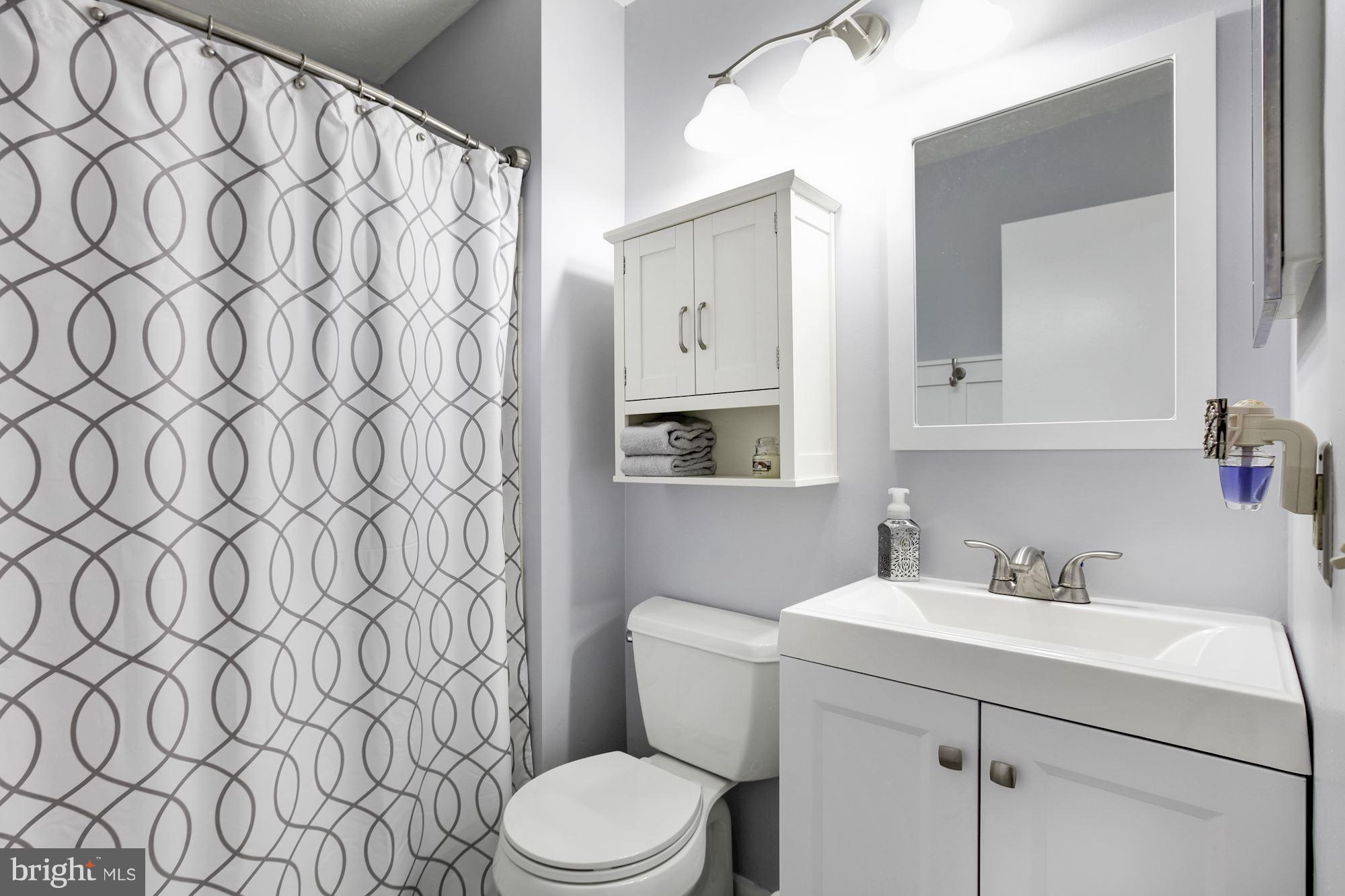 3453 Brookhaven Road Pasadena, MD 21122 - Photo 27 of 43 Upper-Level Full Bath