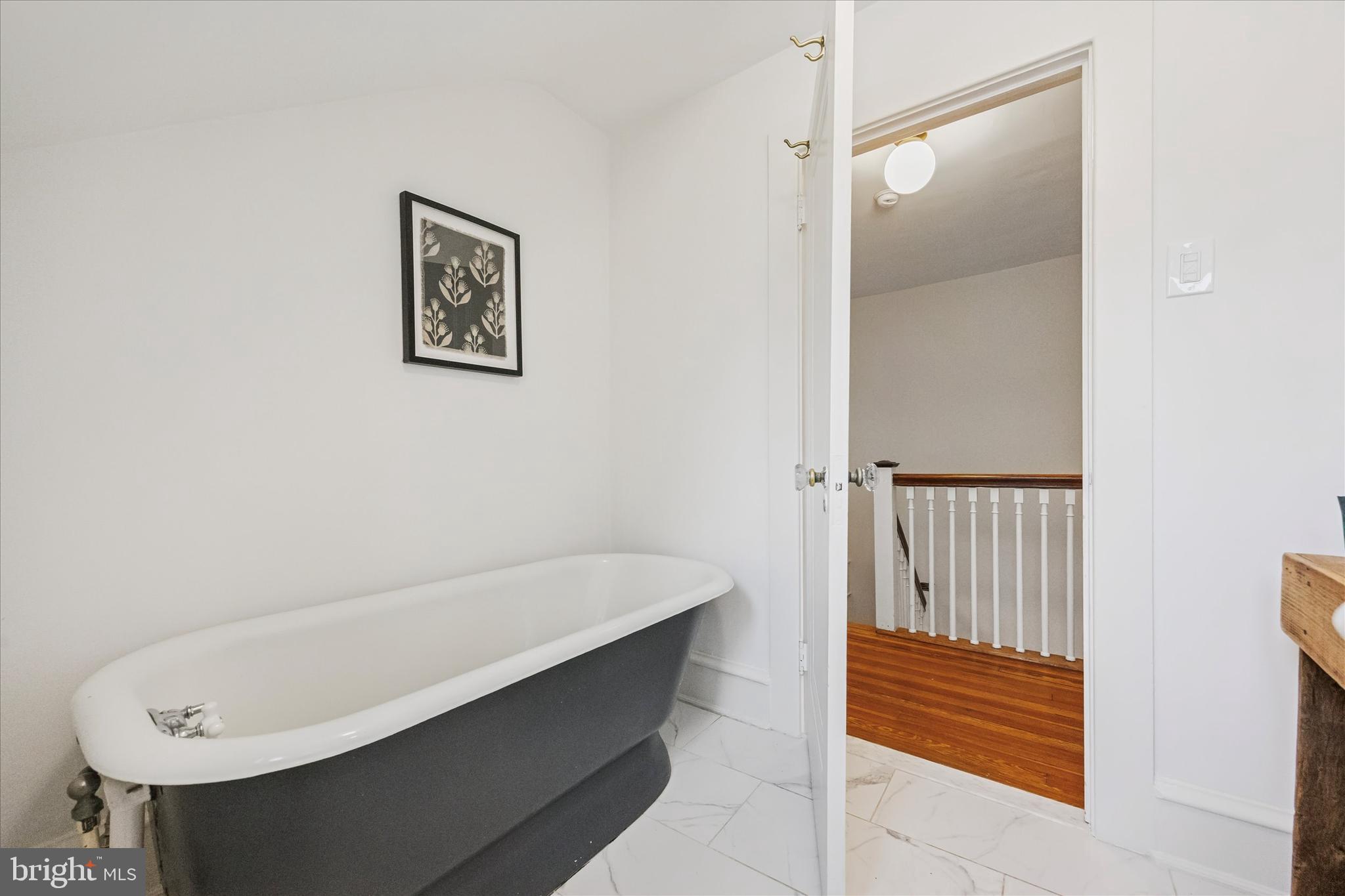 34 Hilltop Road Philadelphia, PA 19118 - Photo 32 of 43 Full Bathroom 2