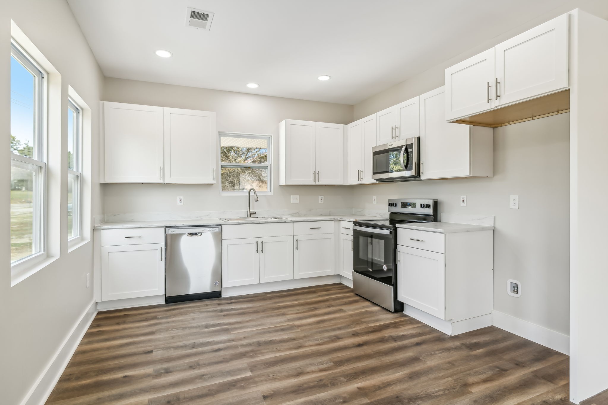 2801 Hunters Point Pike Lebanon, TN 37087 - Photo 5 of 23 a kitchen with granite countertop white cabinets and white appliances