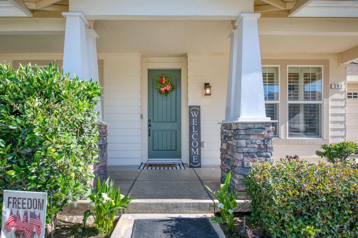 297 West Lilac Avenue Reedley, CA 93654 - Photo 5 of 63