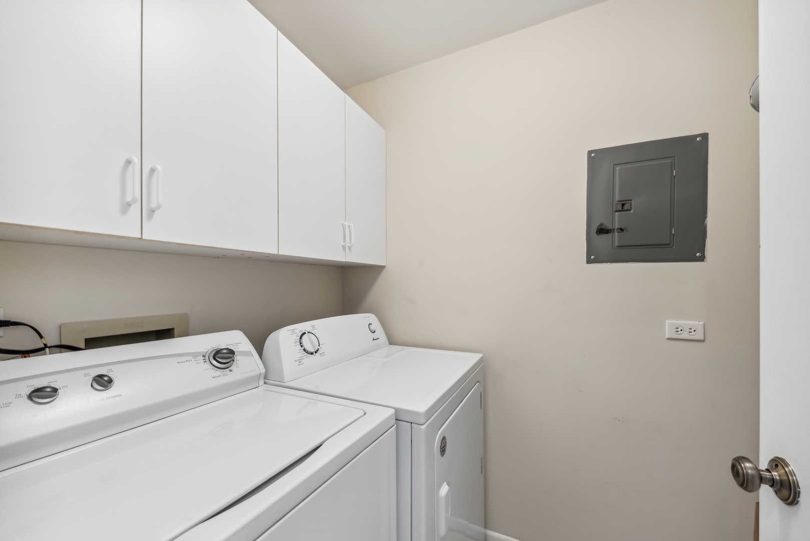 1027 Auburn Lane, Unit 1027 Buffalo Grove, IL 60089 - Photo 12 of 15 a utility room with dryer and washer