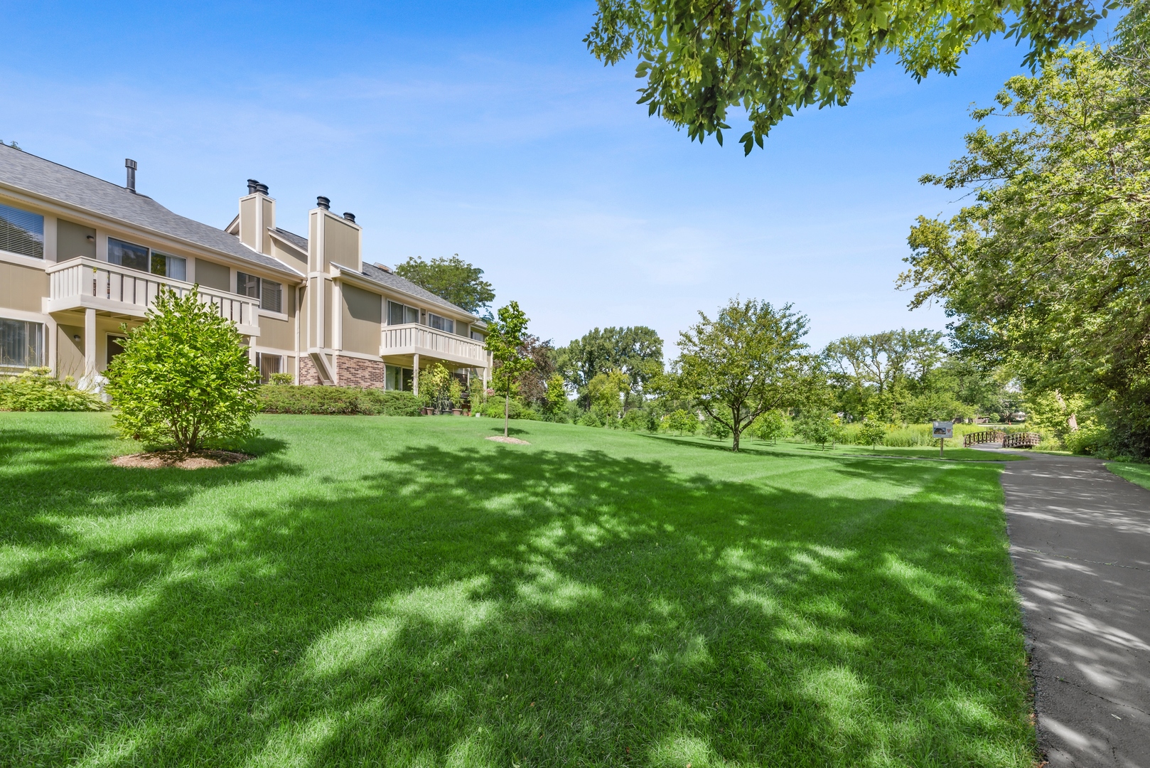1027 Auburn Lane, Unit 1027 Buffalo Grove, IL 60089 - Photo 15 of 15 a front view of a house with a garden