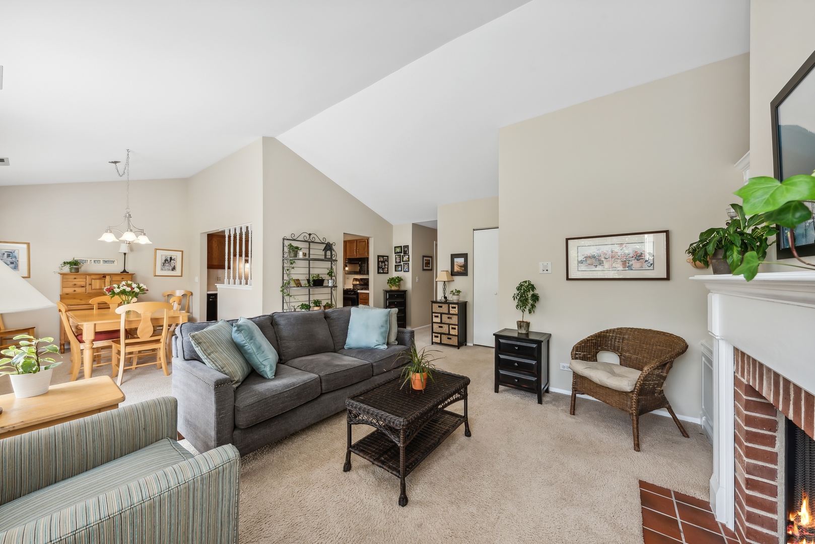 1027 Auburn Lane, Unit 1027 Buffalo Grove, IL 60089 - Photo 3 of 15 a living room with furniture and a painting