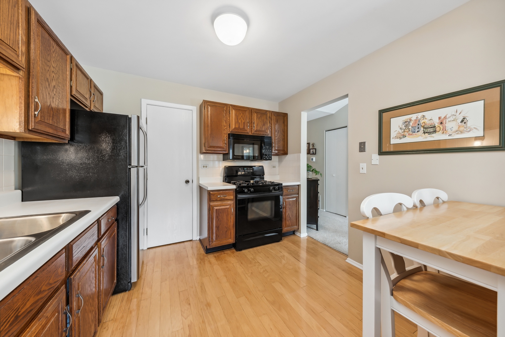 1027 Auburn Lane, Unit 1027 Buffalo Grove, IL 60089 - Photo 6 of 15 a kitchen with a sink stove and refrigerator