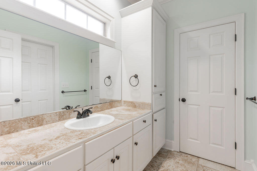 102 Hickory Hills Drive Clinton, MS 39056 - Photo 40 of 64 40-JackandJillBathroom