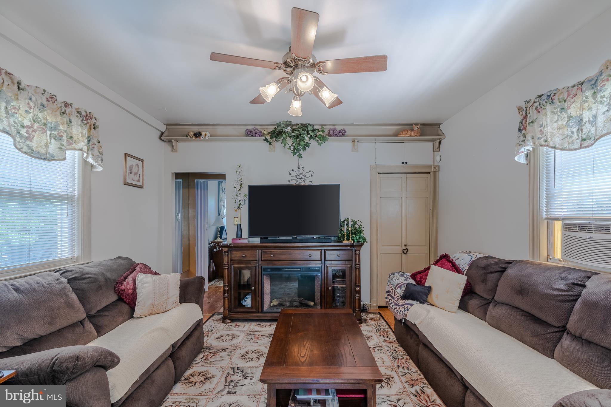 2800 Georgetown Road Baltimore, MD 21230 - Photo 9 of 13 living room