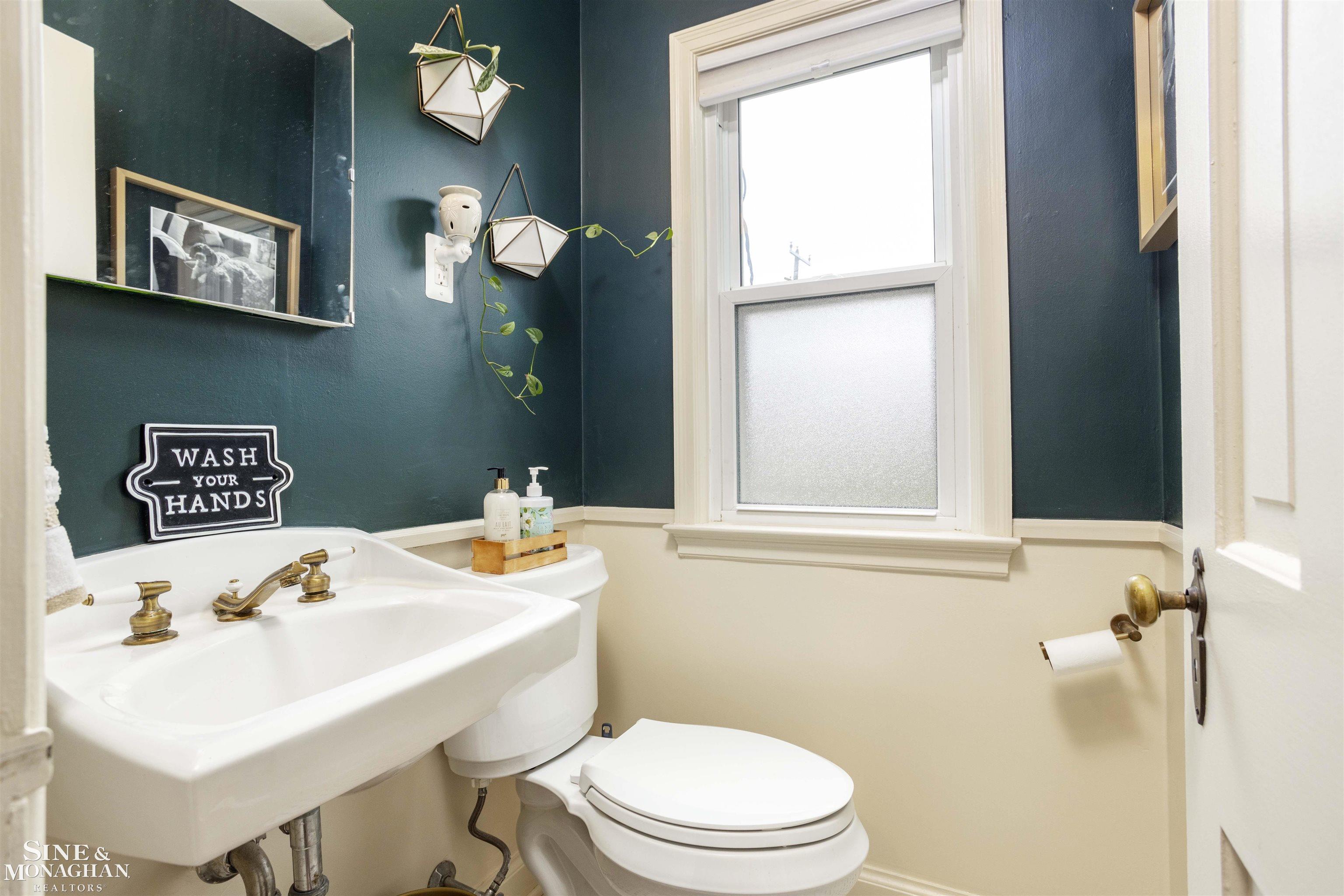 1641 Severn Road Grosse Pointe, MI 48236 - Photo 12 of 29 50106903-11.JPG