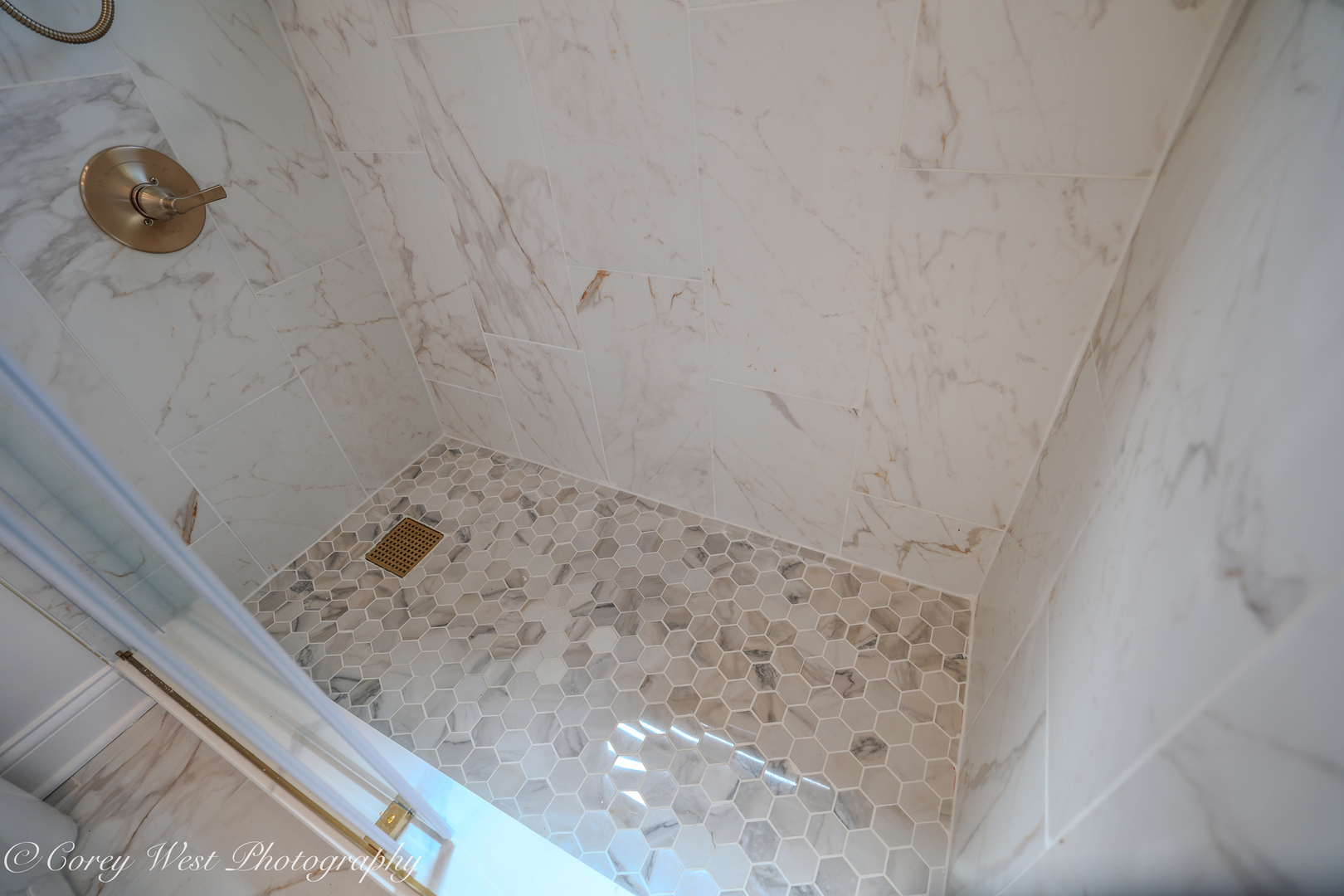 217 Heather Lane Wilmette, IL 60091 - Photo 29 of 44 a bathroom with a sink