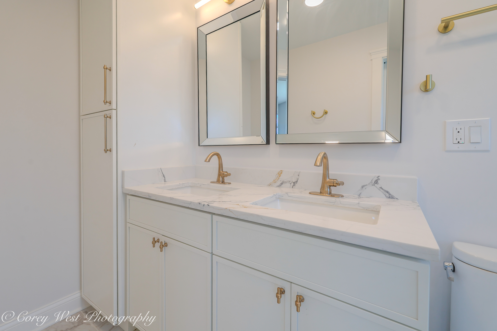 217 Heather Lane Wilmette, IL 60091 - Photo 30 of 44 a bathroom with a sink and a mirror