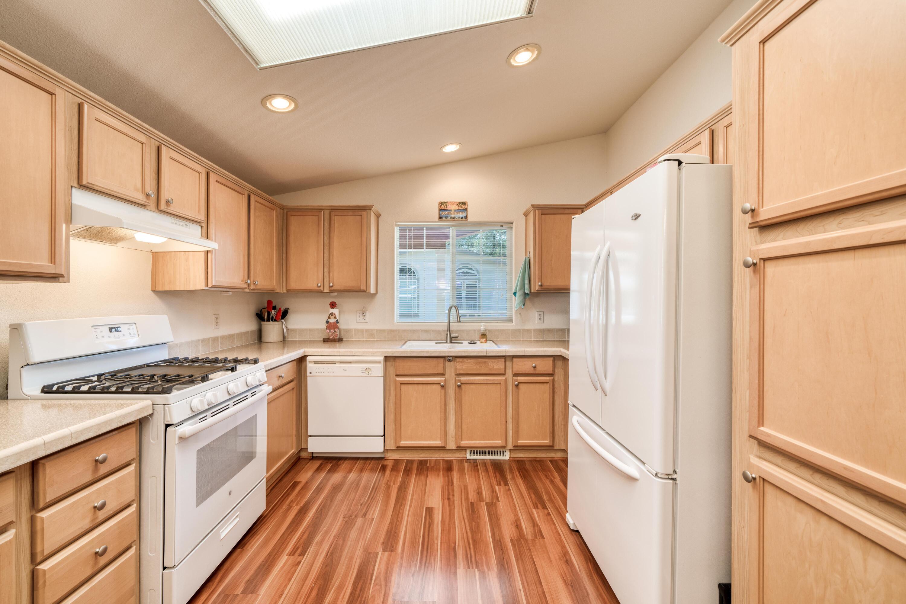 1390 Aztec Path Redding, CA 96003 - Photo 8 of 33 IMG-08