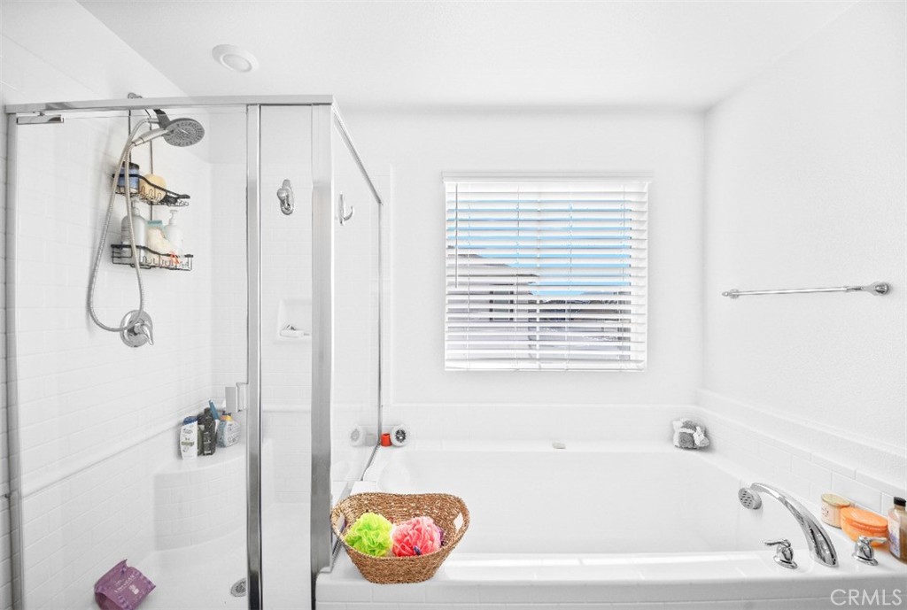 5066 Banjo Way Hemet, CA 92545 - Photo 18 of 27 a bathroom with a bath tub and a shower