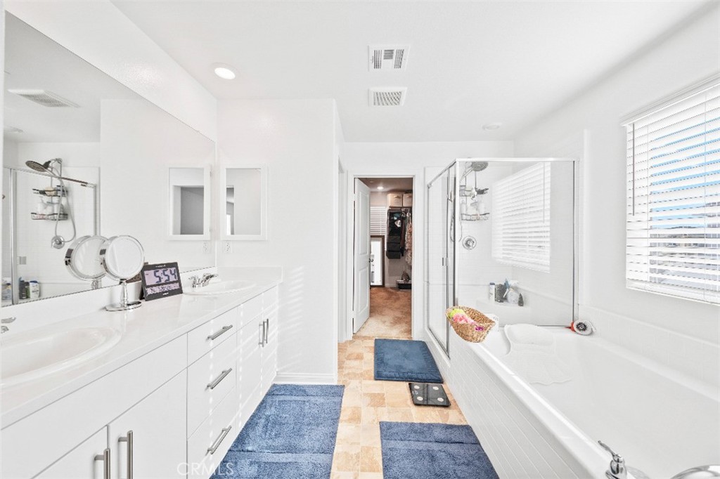 5066 Banjo Way Hemet, CA 92545 - Photo 19 of 27 a bathroom with a tub sink and mirror